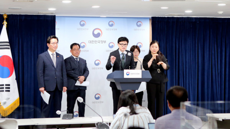 정부, 농어촌 현장 수요에 맞게 외국인 계절근로자 체류기간 확대