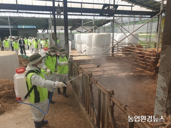 농림축산식품부가 오는 2025년까지 깨끗한 축산농장 1만호 선정을 위한 세부 추진계획을 추진하고 있는 가운데 이 정책이 성공하려면 ‘ 가축분뇨법 ’에 따른 ‘환경친화축산농장 지정제’와 같이 「축산법」 등 관련 법률에 ‘깨끗한 축산농장 지정제’ 에 관한 법적 근거를 명확히 마련해야 할 것으로 지적되고 있다.