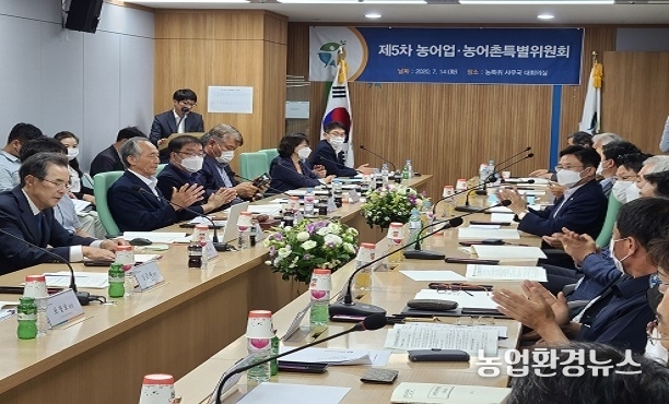 대통령 직속 농어업·농어촌특별위원회(위원장 정현찬)는 14일 제5차 본회의를 개최하고 직불제 중심의 농정방향 개편 등 중점 정책연구과제 연구용역 결과와 향후 계획 등을 밝혔다.
