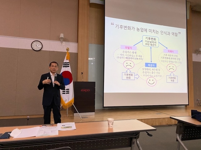 김창길 서울대 농생명대 특임교수는 지난 13일 경북도가 주최한 기후변화 대체작목 발굴 심포지엄에서 기조강연을 했다