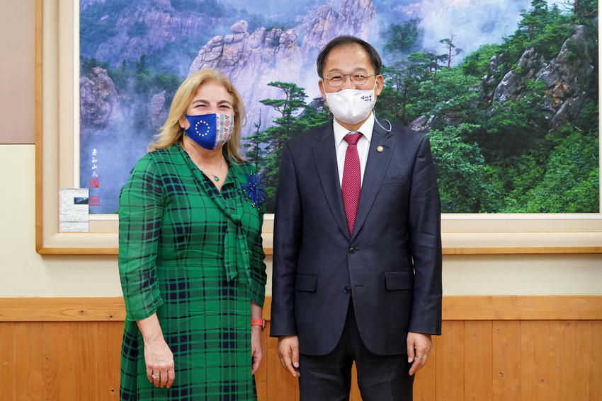 박종호 산림청장(오른쪽) 주한 유럽연합 대사 내정자 면담