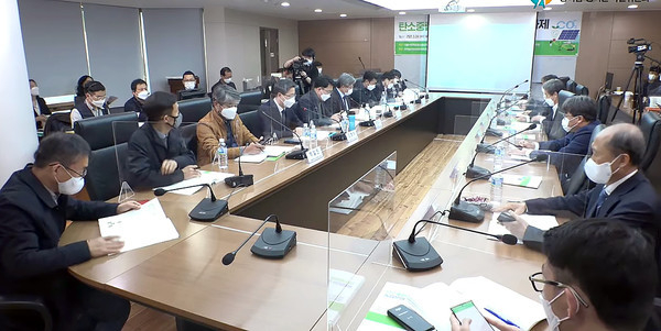 <사진설명>: 지난 3월24일 한국농촌경제연구원과 농특위 탄소중립 특위가 주최로 서울 여의도 산림비전센터 국제회의장에서 유튜브 동시중계로 열린 ‘탄소중립을 위한 농업분야 주요과제‘ 토론회 개최장면