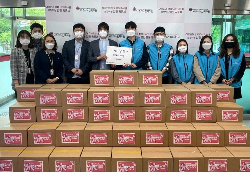 한국농어촌공사(사장 김인식)는 20일 지역 홀몸 어르신과 취약계층 200여명에게 유기농 식료품으로 구성된 ‘행복꾸러미’를 전달했다