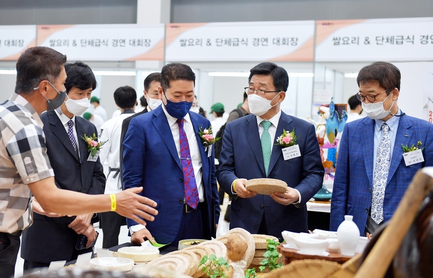 2021 단체급식요리 경연대회 행사장<br>
* 한국농수산식품유통공사 김춘진 사장(우측 2번째), 2021 대한민국 국제요리&제과 경연대회 이서욱 총장(우측 3번째)