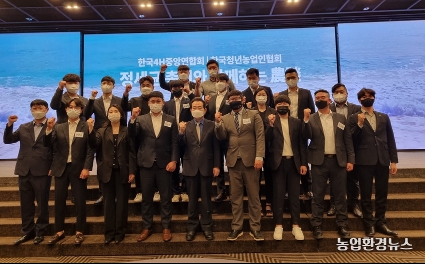 정세균 전총리는 지난 16일 한국4-H중앙연합회 · 한국청년농업인연합회 초청으로 서울 여의도 중소기업회관에서 열린 ‘ 청년농업인들과 함께하는 농담(農談)’ 자리를 가졌다.