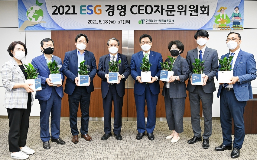 참고사진1) ESG경영 자문위원회 위촉식<br>
* 한국농수산식품유통공사 김춘진 사장(오른쪽 네번째), 국제로타리 3650지구 유장희 총재(왼쪽 네번째), 여성신문 김효선 대표이사(오른쪽 세번째), 한국사회복지협의회 우용호 소장(왼쪽 세번째), 로이드인증원 김달 실장(오른쪽 두번째), 유엔거버넌스센터 심보균 원장(왼쪽 두 번째), 한국농수산식품유통공사 신현곤 부사장(오른쪽 첫번째), 한국소비자단체협의회 이정수 사무총장(왼쪽 첫번째)