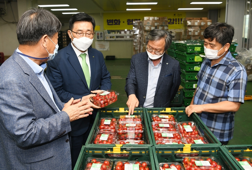  (참고사진3) 친환경 농산물 유통 및 가공회사 현장 순시<br>
* 김춘진 한국농수산식품유통공사 사장(왼쪽 두번째), 이태근 흙살림푸드(주) 회장(왼쪽 첫번째), 윤도언 충북지역본부장(오른쪽 두번째)