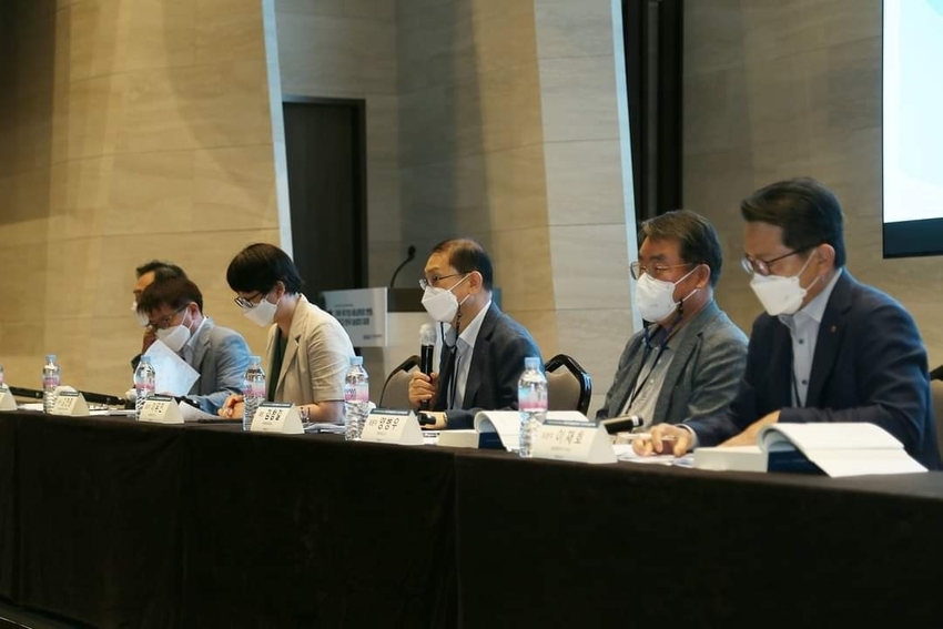 한국농업경제학회는 지난 1~ 2일 양일간 전남 쏠비치리조트 진도에서 ' 기후위기와 통상환경변화,그리고 한국농업의 미래 란 주제로 ‘2021 연례 학술대회를 개최했다.
