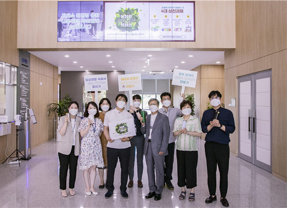 (왼쪽) 신원상 노조위원장과 (오른쪽)신명식 원장그리고 직원들이 농정원 Green 캠페인의 실천을 다짐하고 있다