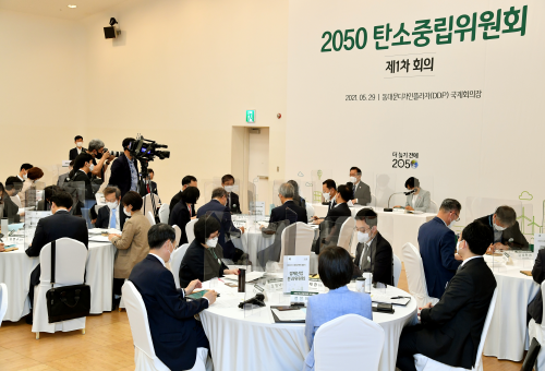 사진 설명: 김부겸 국무총리가 지난3월 29일 동대문디자인플라자에서 열린 2050 탄소중립위원회 제1차 회의에 참석, 모두발언을 있다.