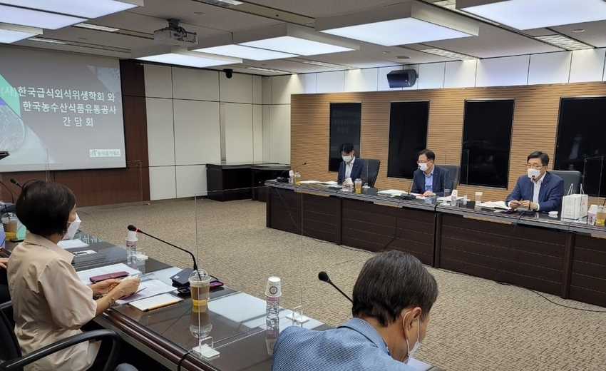 간담회 현장 사진 한국농수산식품유통공사 김춘진 사장(우측), (사)한국급식외식위생학회 홍완수 회장(좌측)
