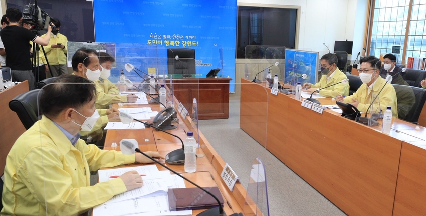 김현수 장관 (ASF 중앙사고수습본부장)은 8월9일 강원도 고성군 양돈농장에서 발생한 아프리카돼지열병 확산 차단을 위해 강원도 현장상황실을 방문하여 아프리카돼지열병 현장 대응사항을 점검하고 일선 현장의 방역 관계자를 격려했다.