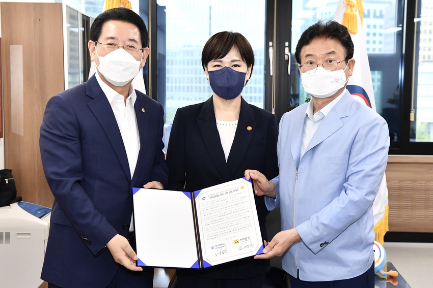 이철우 경북도지사와 김영록 전남도지사는 17일 전현희 국민권익위원 회 위원장을 방문해 추석기간 청탁금지법의 농수산물 선물가액 한도를 10만원에서 20만원으로 상향해줄 것을 공동 건의했다