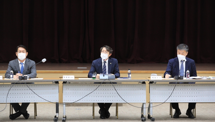  박영범 농식품부 차관이 지난 17일 1차 낙농산업 발전 위원회 주재하여 중장기 발전방안 마련 계획을 설명하고 의견수렴하고 있다.<br>
