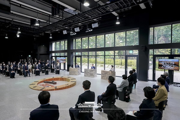 문제인 대통령은 지난 18일 서울 용산구 노들섬 다목적홀 1층 회의실에서 열린 2050 탄소중립위원회 제2차 전체회의에 참석해 모두 발언을 하고 있다. < 사진: 청와대>