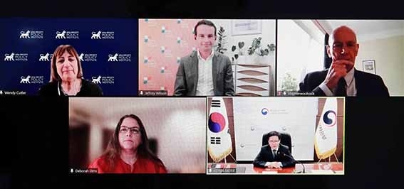 여한국 산업통상자원부 통상교섭본부장은 지난 21일 서울 대한 상공회의소 영상 회의실에서 미국, 호주, 영국, 상가포르 국가별 포괄적 점진적 환태평양 동반자 협정 (CPTPP) 전문가와 CPTPP의 현재와 미래 그리고 한국의 역할 이라는 주제로 글로벌 전문가 간담회를 화상으로 주제하고 있다.