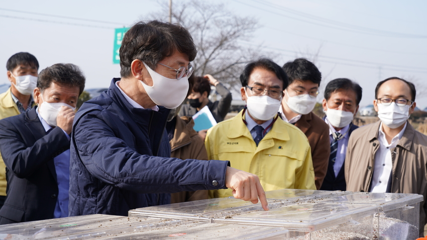  박영범 농림축산식품부 차관은 지난 5일(금), 전북 부안군 소재 부안군우리밀영농법인의 국산 밀 파종현장을 방문했다