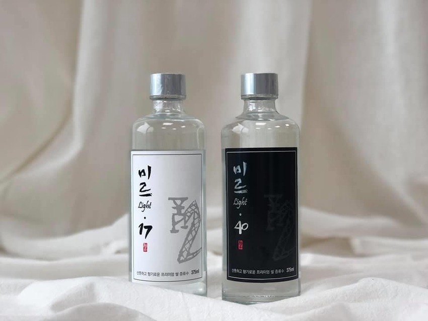 < 제품명 : 미르 light 40, Alc 40% ><br>
- 생산업체 : 농업회사법인 술샘(용인)<br>
- 생쌀 발효 공법 적용, 증류주 전용 효모 N9 발효<br>
- 생산비 단가를 낮춰 가격 경쟁력 향상<br>
- 과일 향이 풍부하여 목 넘김이 가벼운 소주