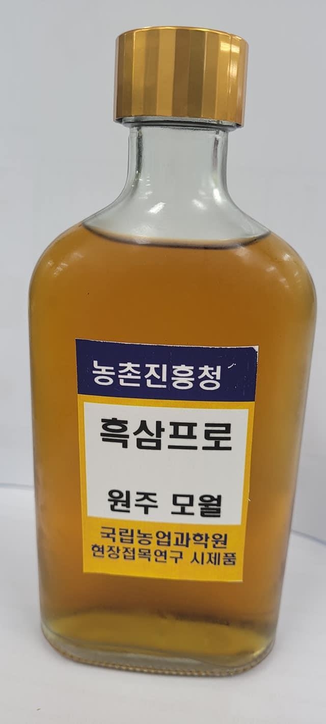 < 제품명 : 흑삼프로, Alc 20% ><br>
- 생산업체 : 협동조합 모월(원주)<br>
- 생쌀 발효 공법 적용, 증류주 전용 효모 N9 발효<br>
- 상압증류 후 흑삼 3% 발효액 혼합<br>
- 오크숙성 없이 흑삼발효액으로 첨가 후 숙성
