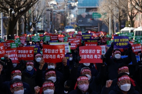 농협조합장 3백50명이 지난 13일 청와대 앞 분수대 인근에서 정부의 21년산 쌀 공급과잉물량시장격리 실시 촉구 궐기대회를 개최했다 < 사진제공 : 농협> 