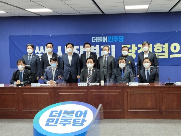 더불어 민주당과 정부는 ‘2021년산 쌀 시장격리’ 관련 회의를 개최하고, 쌀 시장안정을 위해 우선 20만톤을 시장격리 하기로 합의했다