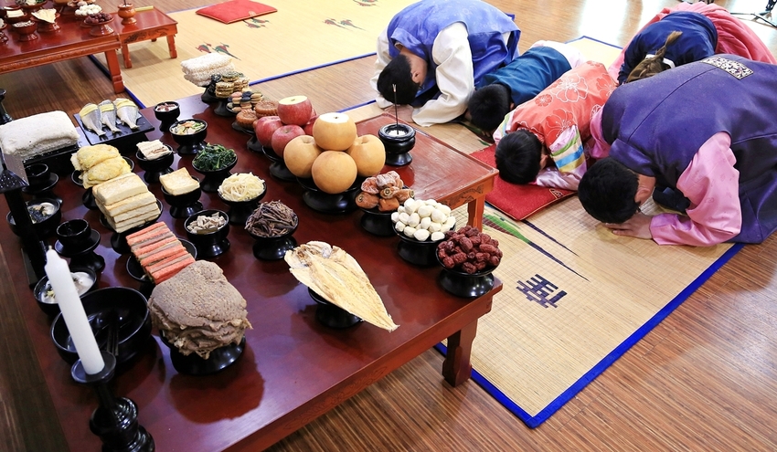한국농수산식품유통공사(사장 김춘진)가 조사한 올해 설 차례상 차림비용 결과, 전통시장 26만4,442원, 대형유통업체 36만3,511원으로 각각 전년 대비 0.4%, 0.2% 씩 소폭 상승한 것으로 나타났다.