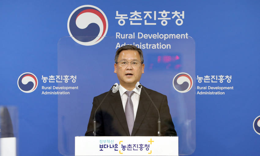  김두호 농촌진흥청 차장이 12일 전북 전주시 농촌진흥청 기자실에서 '2050 탄소중립 실현 농업기술 개발과 현장보급 추진전략' 에 대한 정책브리핑을 하고 있다. <사진=농촌진흥청>