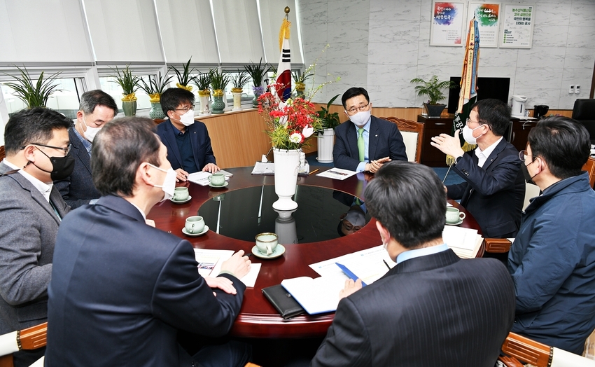 간담회 사진 * 김춘진 한국농수산식품유통공사 사장(좌측3번째), 최선식 농협경제지주 도매유통본부장(우측2번째)<br>
