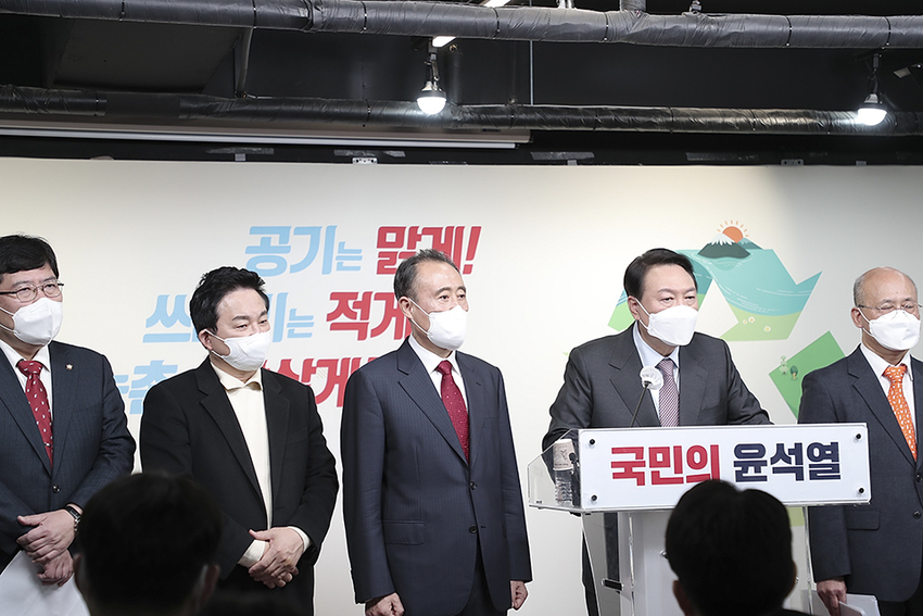 국민의힘 윤석열 대통령 후보는 25일 ‘튼튼한 농업, 활기찬 농촌, 잘사는 농민’을 이루기 위한 농업 공약을 발표하고, “ 농림축산업은 식량안보와 기후변화를 책임지는 국가기간산업이자 미래성장산업이다 ”고 밝혔다.