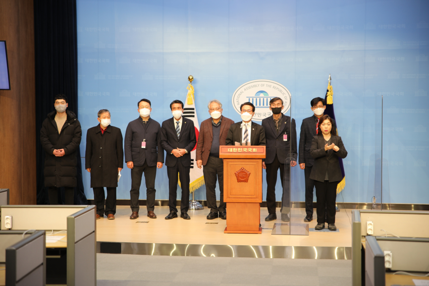  국민의힘 정운천 의원은 지난 26일 서울 여의도 국회 소통관에서 '가축전염병예방법' 시행령과 시행규칙 개정 중단을 촉구하는 기자회견을 가졌다.