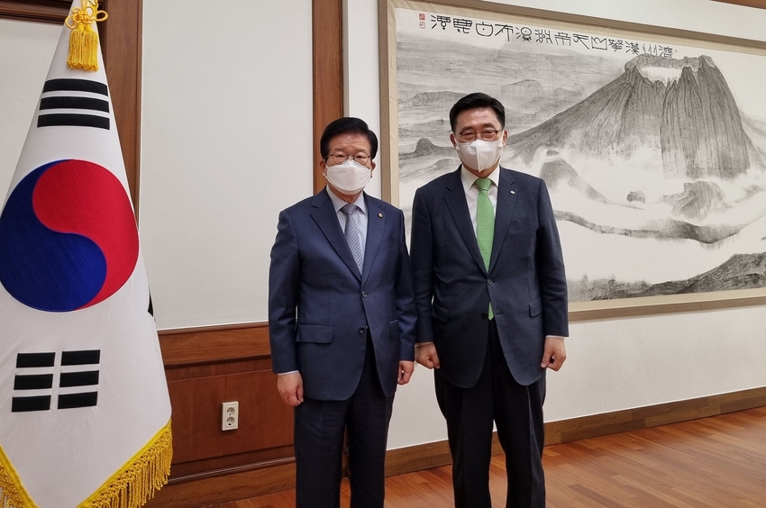 간담회 사진 한국농수산식품유통공사 김춘진 사장(우측), 박병석 국회의장(좌측) 