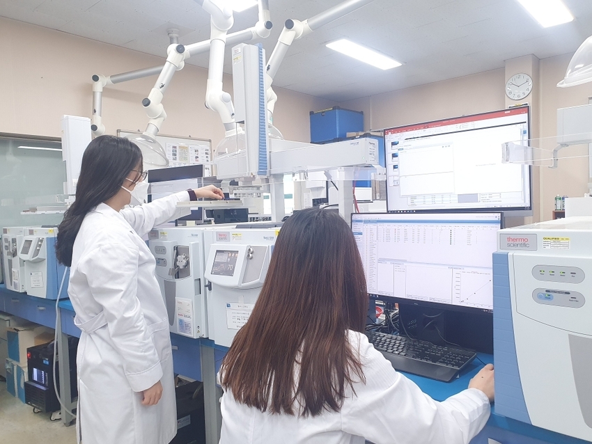 경기도보건환경연구원은 지난해 1월부터 12월까지 도내 농산물 9,627건의 잔류농약을 조사한 결과 37개 품목 131건(1.3%)에서 허용 기준치를 초과한 농약을 적발해 압류·폐기 등 조치했다고 15일 밝혔다. < 검사사진><br>