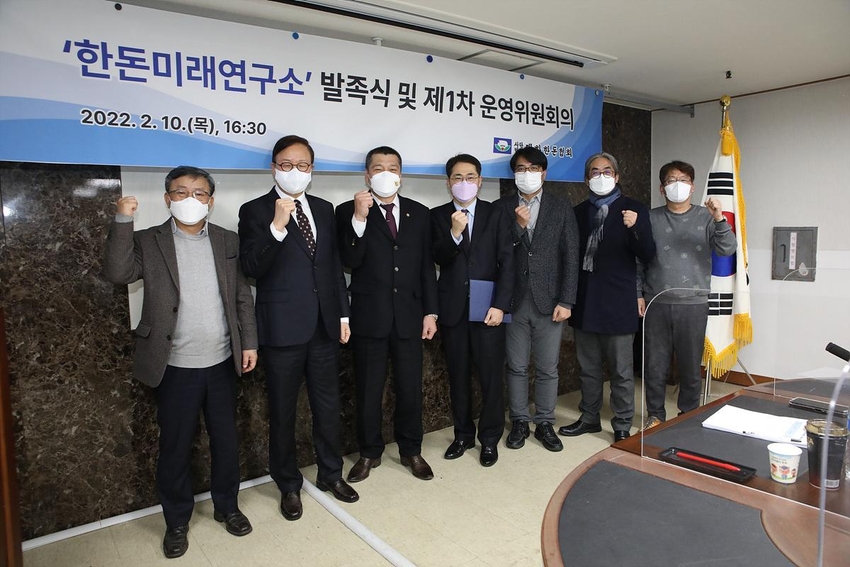 ▲ 한돈미래연구소 운영위원들이 위촉장을 받고 기념사진을 함께 했다.(사진 왼쪽부터 강원대 박선일 교수, 김성훈 한돈미래연구소장, 손세희 대한한돈협회장, 법무법인 화우 한석종 변호사, 성균관대 장현섭 교수, 돼지와사람 이득흔 편집국장, 대한한돈협회 영천지부 한동윤 사무국장) 