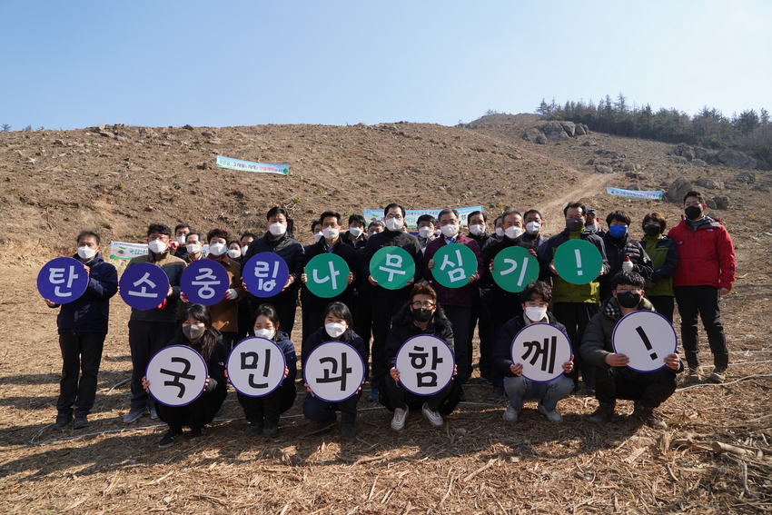 최병암 산림청장(두번째줄 왼쪽에서 일곱번째)이 24일 전남 완도군 고금도에서 열린 '2022년 첫 나무심기' 행사에서 신우철 완도군수(두번째줄 왼쪽에서 여섯번째), 참석자들과 기념촬영을 하고 있다.<사진=산림청 제공>
