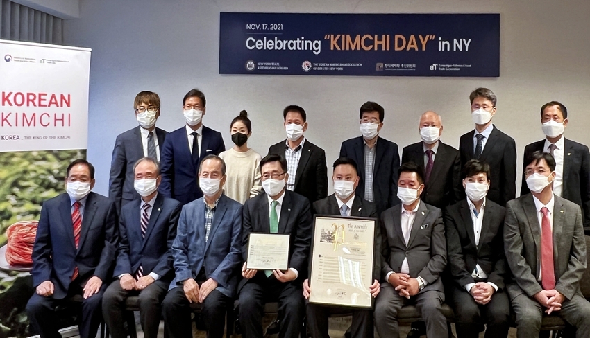 뉴욕주 ‘김치의 날’ 제정 추진 결의 사진<br>
* 한국농수산식품유통공사 김춘진 사장(첫째 줄 좌측 네 번째), 론 킴 하원의원(첫째 줄 우측 네 번째), 김혁규 전 경상남도 도지사(첫째 줄 좌측 세 번째)