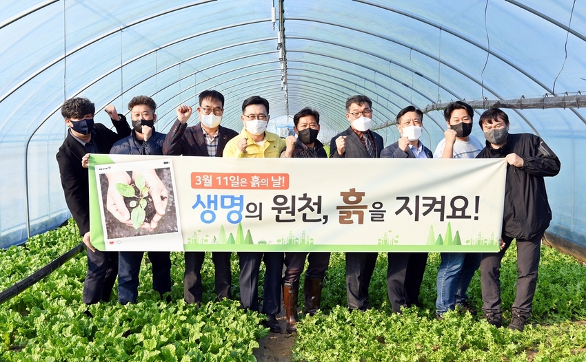 두레한강생산자회 방문 현장 사진<br>
* 한국농수산식품유통공사 사장 김춘진(좌측4번째), 두레한강생산자회 이광재 대표(우측5번째)