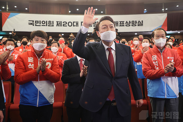 한국농업경영인중앙연합회 등 농업관련 단체는 제20대 대통령 선거에 당선된 윤석열 당선인에게 대선 당시 제시한 주요 농정공약이 국정운영에 반드시 반영될 수 있도록 힘써 달라고 주문했다. < 사진자료; 국민의 힘> 