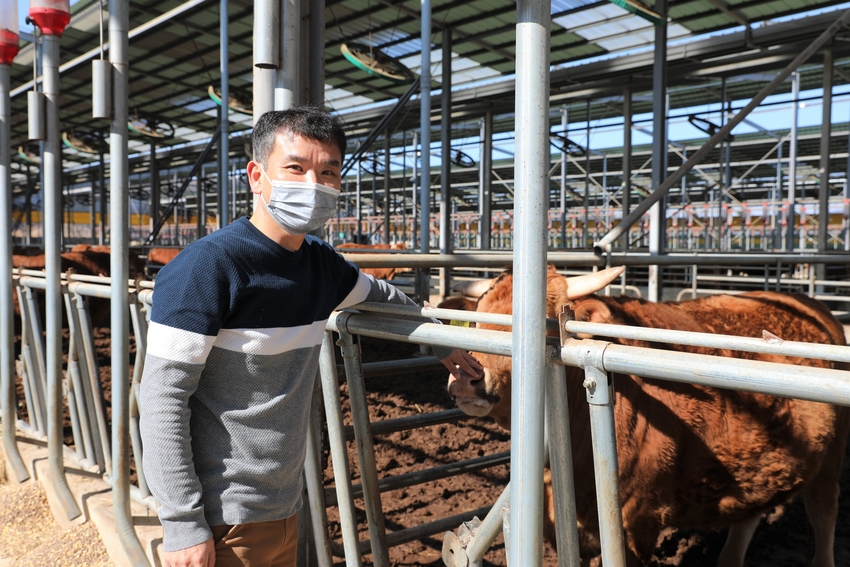 <사진설명 : 선진과 원피딩500 공동 개발한 서원농장 이세영 대표>