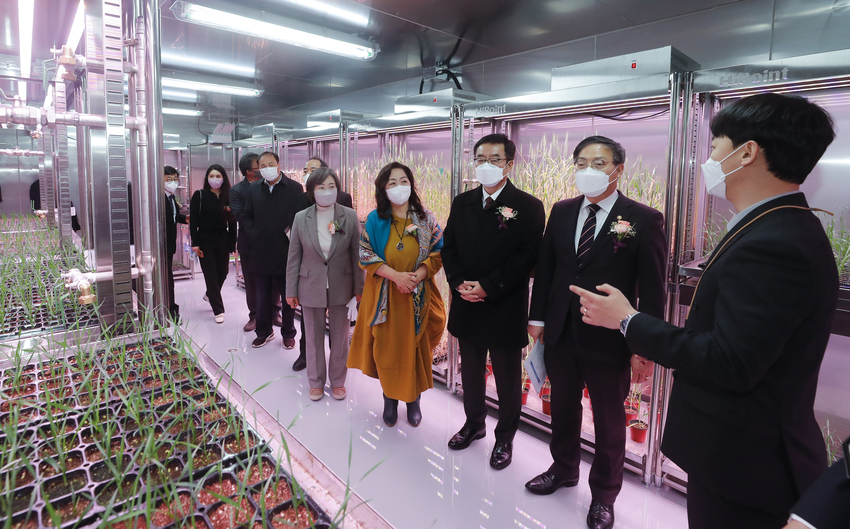 농촌진흥청 국립식량과학원 밀연구동 개관식<br>
박병홍 농촌진흥청장(오른쪽 두 번째)이 18일 전북 완주군 농촌진흥청 국립식량과학원 밀연구동 개관식에 참석해 연구시설을 살펴보고 있다. 밀연구동은 밀의 품질ㆍ가공ㆍ소비 분야 연구를 일원화할 수 있는 연구기반시설이다. <사진=농촌진흥청> 