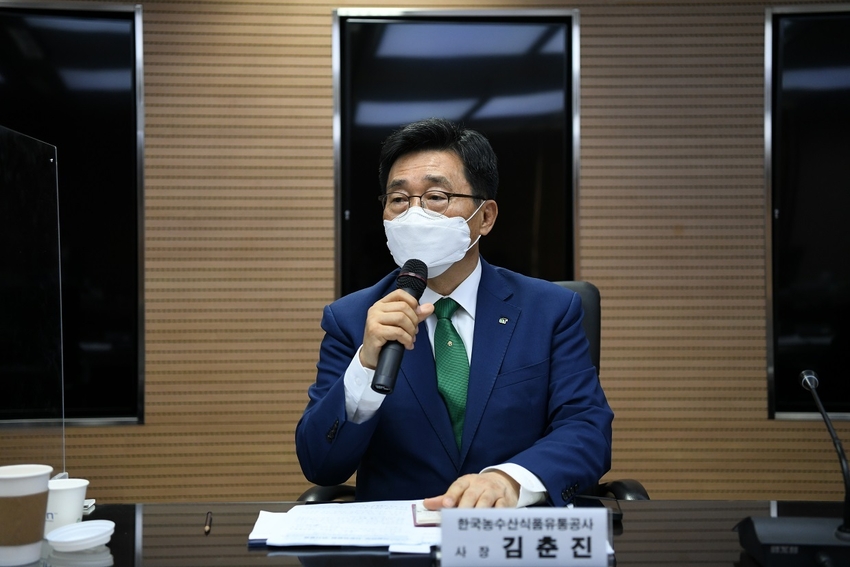 김춘진 한국농수산식품유통공사 사장은 신정부 출범을 앞두고 농수산식품 분야 국정방향에 선제적으로 대응하기 위하여 ‘VISION 2027 추진단’을 운영한다고 밝혔다.