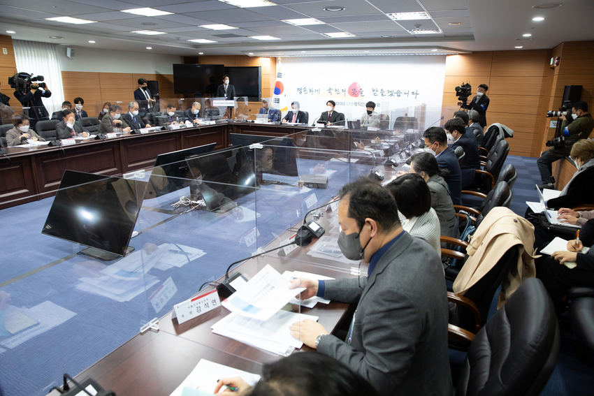 제 20대 대통령직인수위원회 경제2분과는 지난 25일 (금) 농림축산식품부 업무보고를 받고,, 공약 이행 방안 및 당선인의 공약과 연계하여 신정부에서 추진해야 할 주요 국정과제를 검토했다. < 사진은 인수위 코로나특별위원회 회의 장면> 