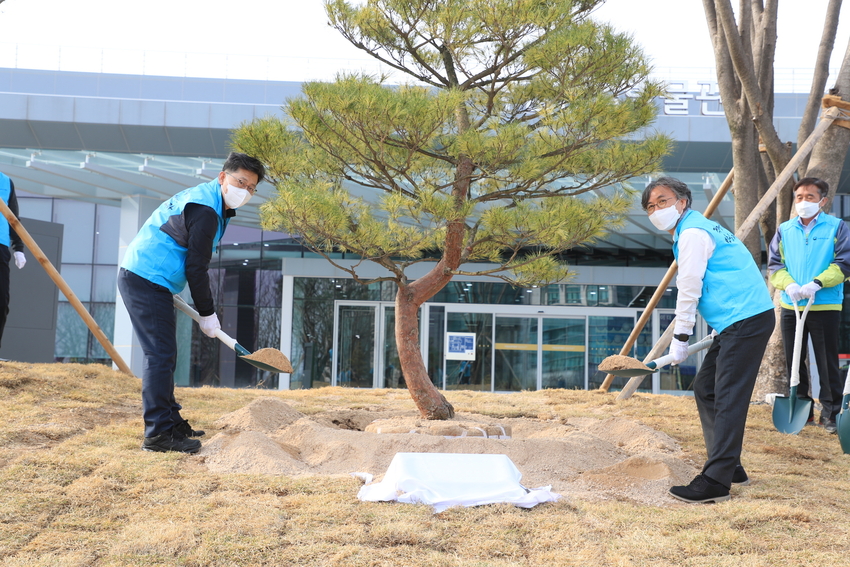 김현수 농림축산식품부 장관은 4월 5일(화) 오후, 국립농업박물관(경기도 수원시 소재)에서 소속 직원 20여 명과 함께 나무심기 행사를 진행했다.