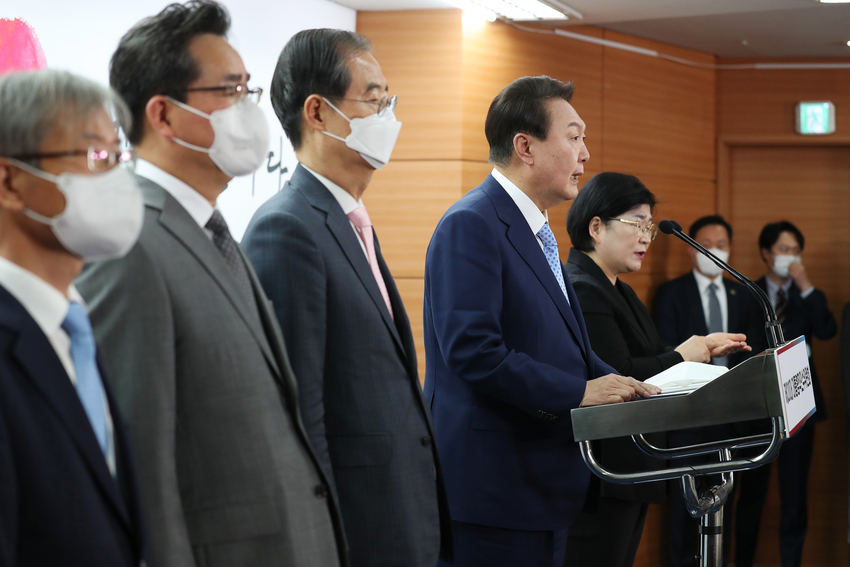 윤석열 대통령 당선인이 14일 오후 서울 종로구 통의동 대통령직인수위원회 공동기자회견장에서 고용노동부, 농림축산식품부 장관 후보자를 발표하고 있다. 농림축산식품부 장관에 정황근 전 농촌진흥청장, 고용노동부 장관에 이정식 전 노사발전재단 사무총장이 지명됐다. 