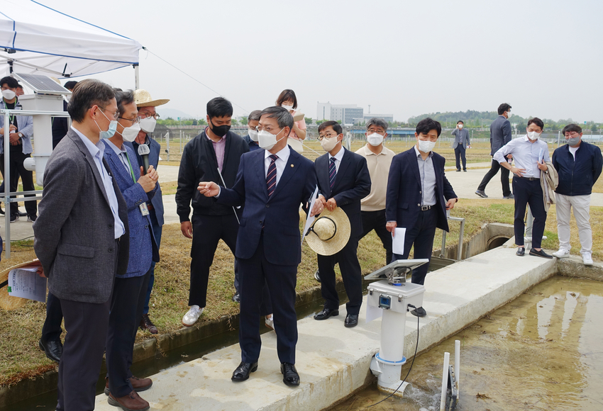 박병홍 농촌진흥청장이 25일 국립식량과학원 논 재배지(전북 완주군)에서 농업 분야 탄소중립 실현을 위한 보급형 자동물꼬 시연회에 참석했다.<사진=농촌진흥청>