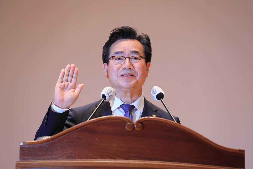  정황근 농림축산식품부 장관은 지난 11일 정부세종청사에서 장관 취임식을 갖고, 시급한 농정현안은 농업계와 긴밀히 소통하면서 함께 해결해 나가겠다고 밝혔다