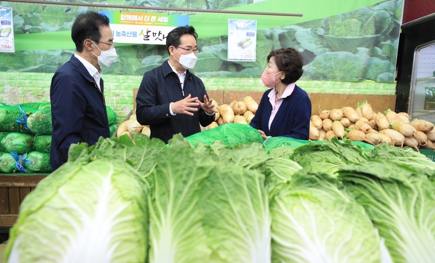 정황근 농림축산식품부장관은 지난 30일 서울 서초구 소재 농협 하나로 마트 양재점을 방문, 주요 농식품 생활물가를 점검했다