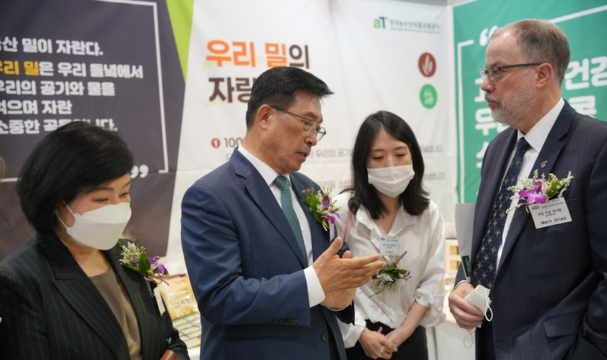 우리 밀·콩 제품 우수성에 대해 美 농무참사관에 설명 중인 김사장 한국농수산식품유통공사 김춘진 사장(좌측 2번째), 마크 드리즈 주한미국대사관 농무참사관(우측 1번째)