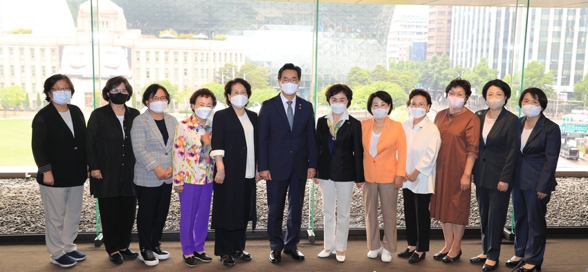 정황근 농림축산식품부 장관은 6월 9일(목), 서울시 더 플라자 호텔에서 한국소비자단체 회장단과 오찬 간담회를 개최했다. 이날 간담회는 11개 소비자단체장이 참석하여 농식품 물가안정 대책 등에 관해 논의했다. 