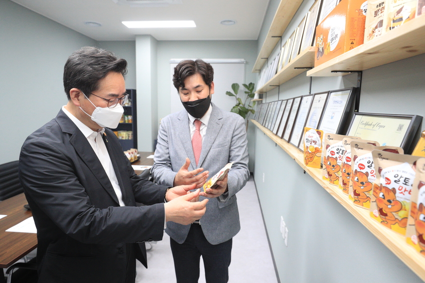 정황근 농림축산식품부 장관은 6월 10일(금) 오후, 경남 하동의 농촌융복합산업 인증 경영체 두 곳을 방문하고, 미래 농산업 발전 방향에 대한 청년 경영인 간담회를 개최했다. 