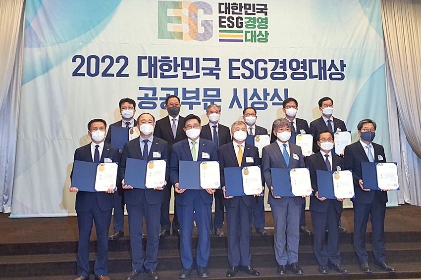 대한민국 ESG 경영대상 기념사진 * 한국농수산식품유통공사 김춘진 사장(1열 좌측 3번째)